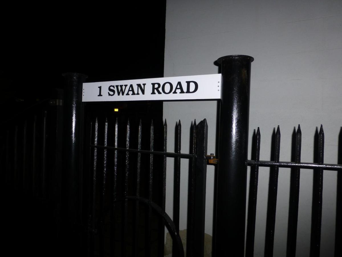 Swan Guest House London - Heathrow Ґіллінґдон Екстер'єр фото